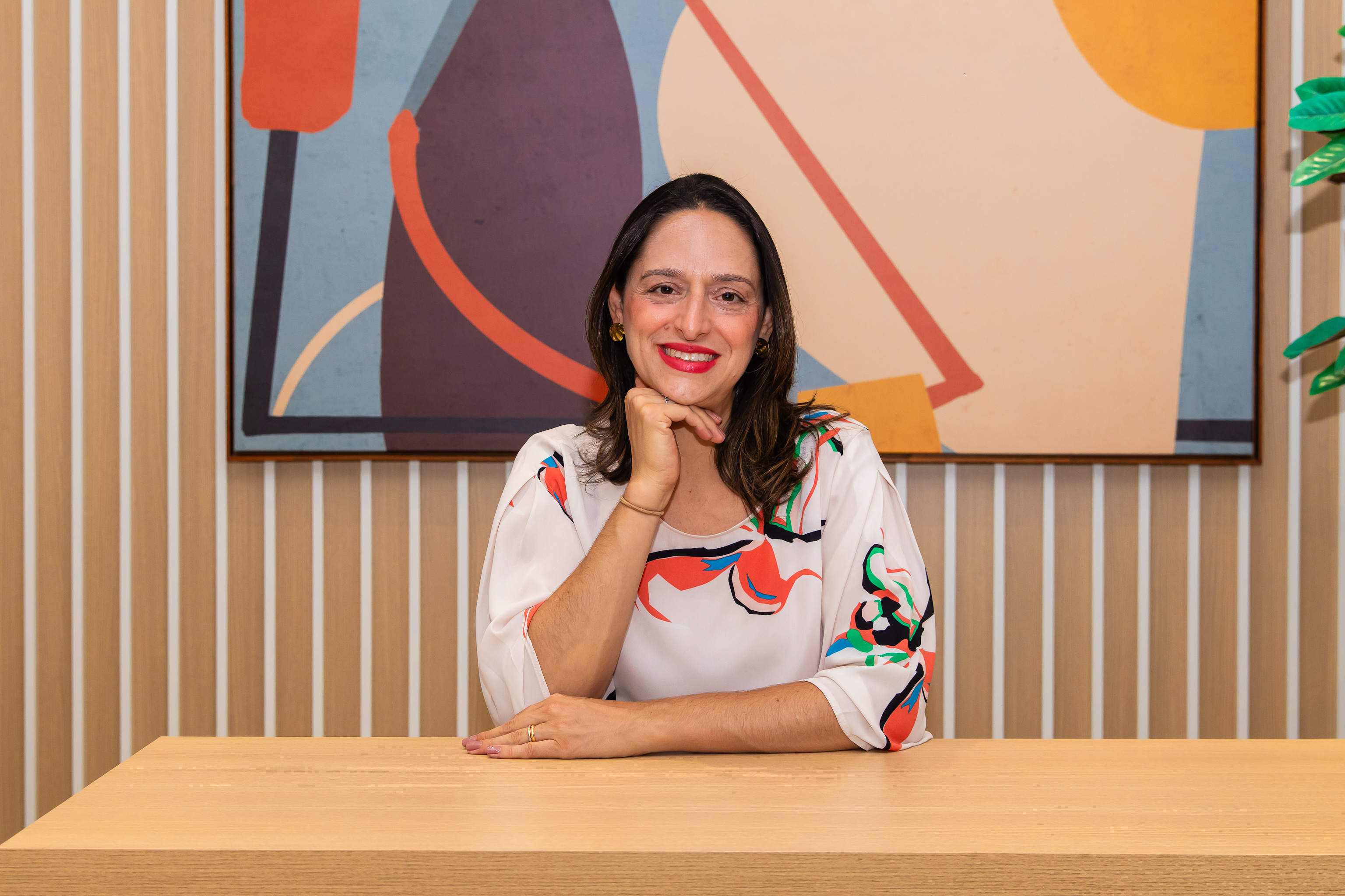 Profissional em consulta em ambiente acolhedor, transmitindo calma e cuidado.