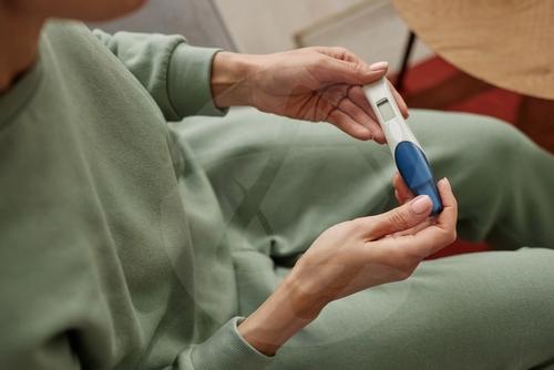 Mulher jovem abraçando uma criança em ambiente iluminado